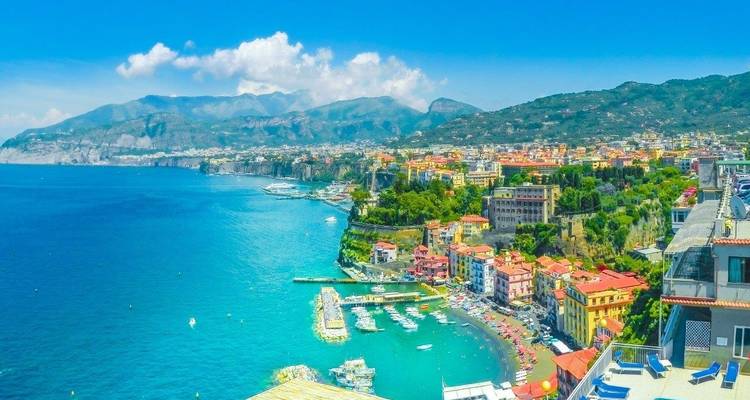 Vue côtière de Sorrente avec des bâtiments colorés et la mer bleue.