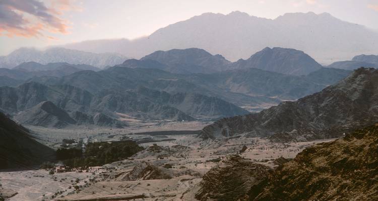 Weitläufige Berglandschaft mit gestaffelten Hügeln.