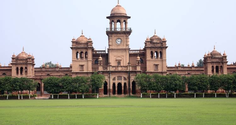 Majestätisches Gebäude im Kolonialstil mit einer großen Rasenfläche davor.