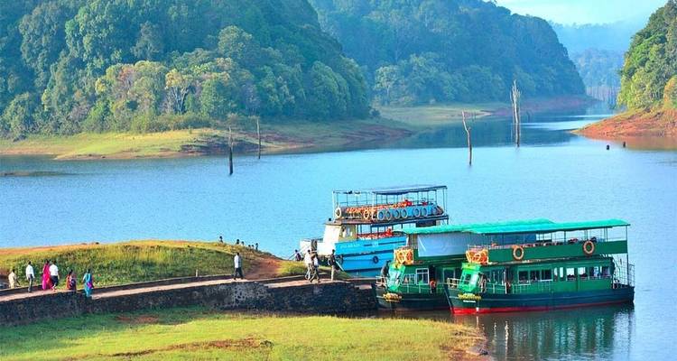 Boote auf einem See, umgeben von Hügeln in einem Nationalpark.