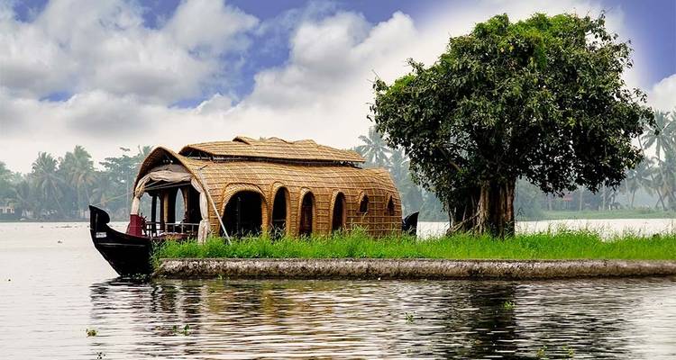 Traditionelles Hausboot auf einem ruhigen Seitenarm-See.