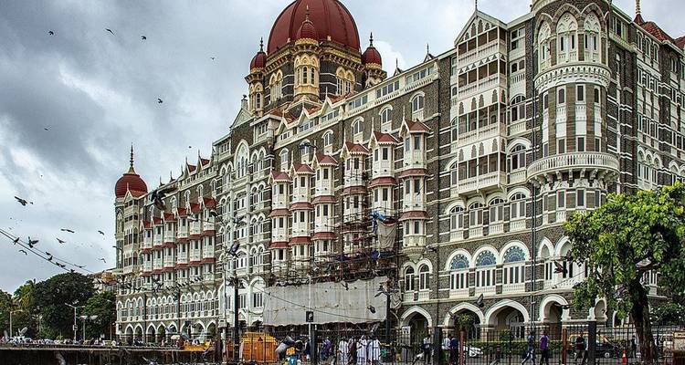 Taj Mahal Palace Hotel in Mumbai mit bewölktem Himmel.