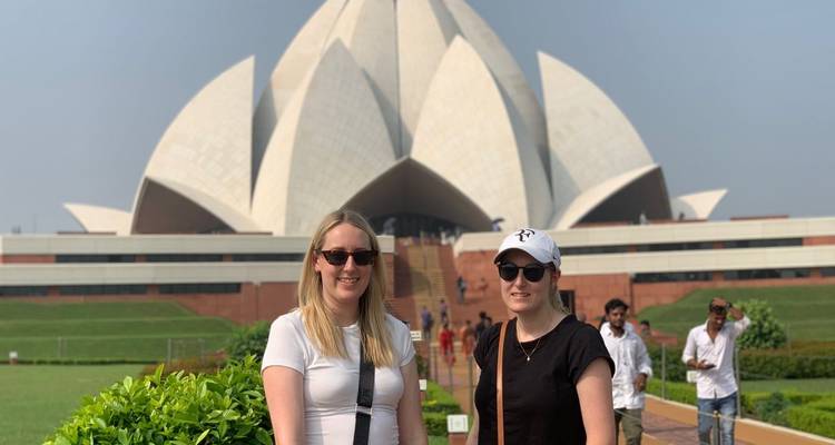 Touristen posieren vor dem Lotustempel.