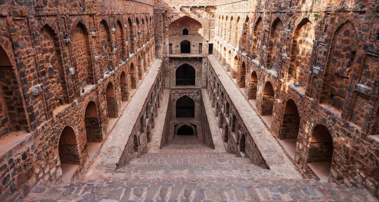 Alter Stufenbrunnen mit detaillierter Architektur.