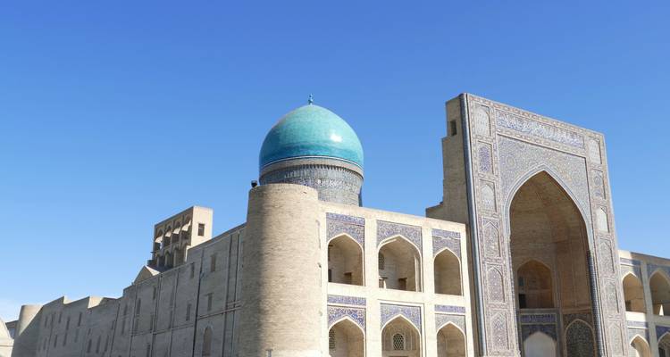 Historische Moschee mit einer türkisfarbenen Kuppel und kunstvollen Kachelarbeiten.