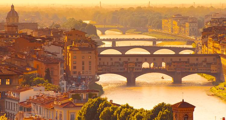Luchtfoto van Ponte Vecchio en rivier de Arno in Florence bij zonsondergang.