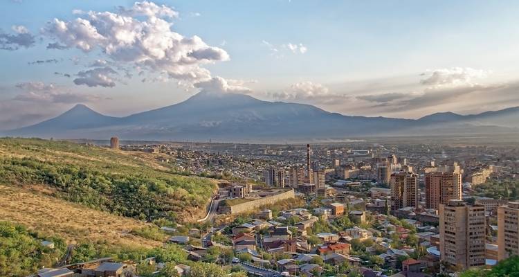 Paysage urbain avec vue lointaine sur le mont Ararat.