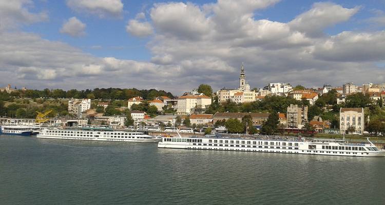 Vue panoramique d'une ville au bord de l'eau avec des bateaux.