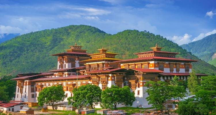 Punakha Dzong vor Wäldern und Bergen in Bhutan.