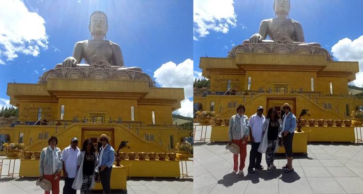 Collage mit Touristen, die vor der massiven goldenen Buddha-Dordenma-Statue an einem sonnigen Tag posieren.
