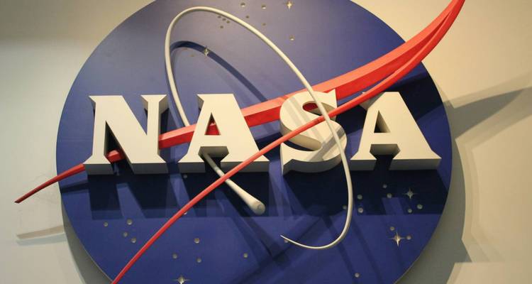 Emblème de la NASA affiché en évidence sur un mur.