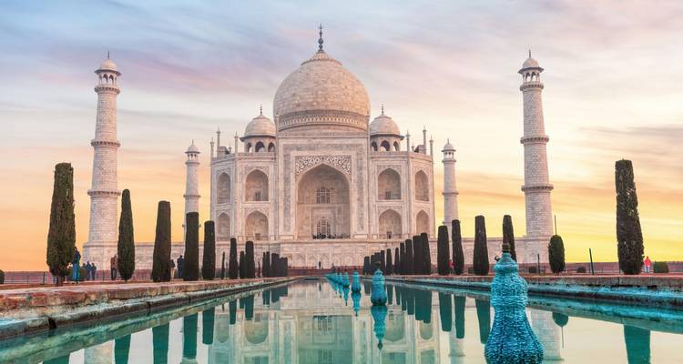 Das Taj Mahal bei Sonnenuntergang mit Spiegelung im Wasser.