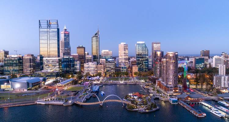 Vista aérea de un paisaje urbano con edificios modernos y frente marítimo