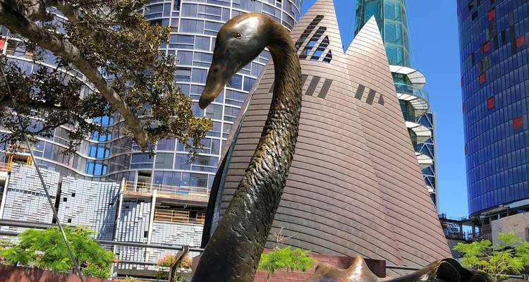 Escultura de arte con edificios modernos al fondo