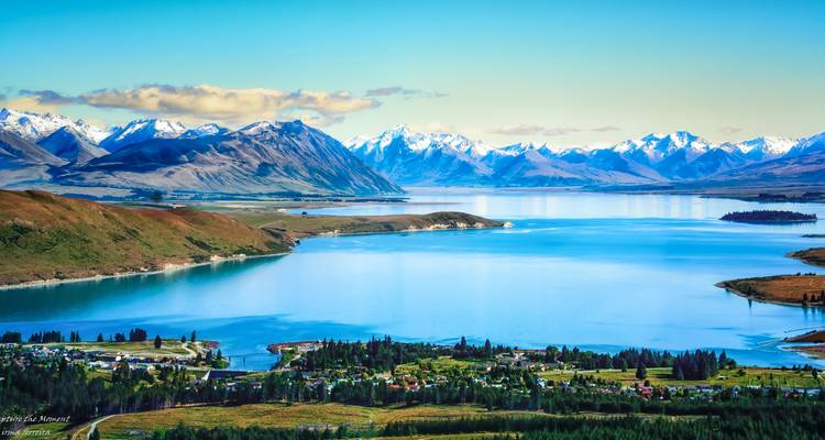 Lake Tekapo omringd door bergen en levendige kleuren.