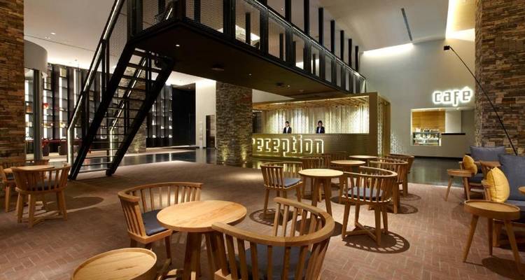 Intérieur de café avec mobilier en bois et design moderne.