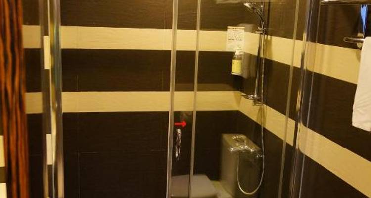 Salle de bain propre avec équipements modernes dans l'hôtel.