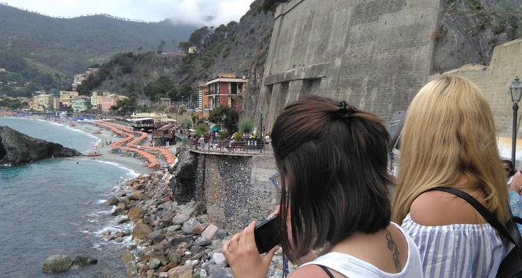 Menschen, die eine malerische Aussicht auf die Küste genießen