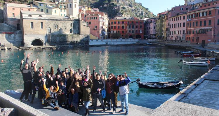 Große Gruppe feiert am Wasser mit bunten Gebäuden