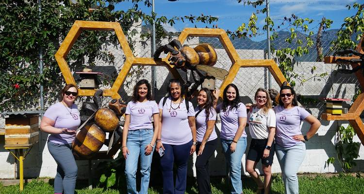 Groep mensen voor artistieke bijenstructuren.