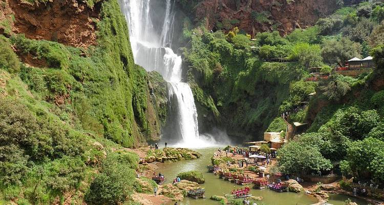 Cascades avec des touristes dans une zone forestière.