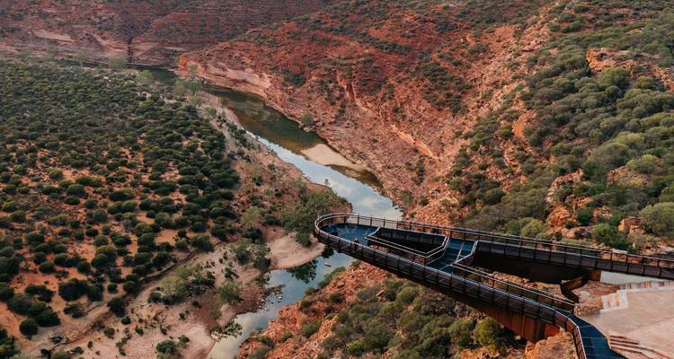 Canyonlandschap met een uitkijkplatform over een rivier.