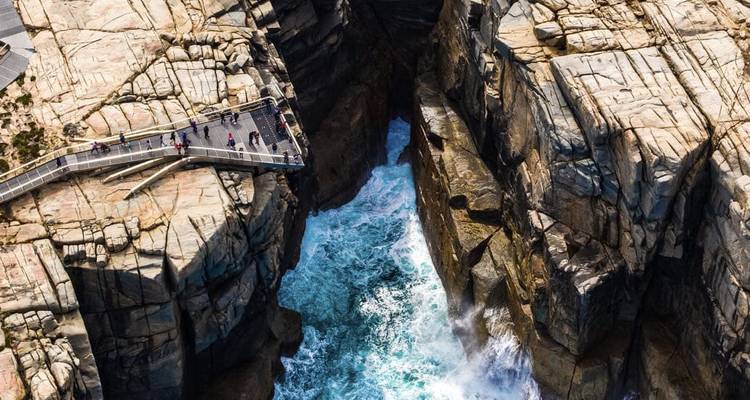 Oceaankloof met mensen die op een kijkplatform staan.