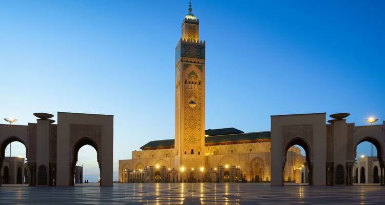 Mosquée Hassan II au crépuscule avec les lumières allumées