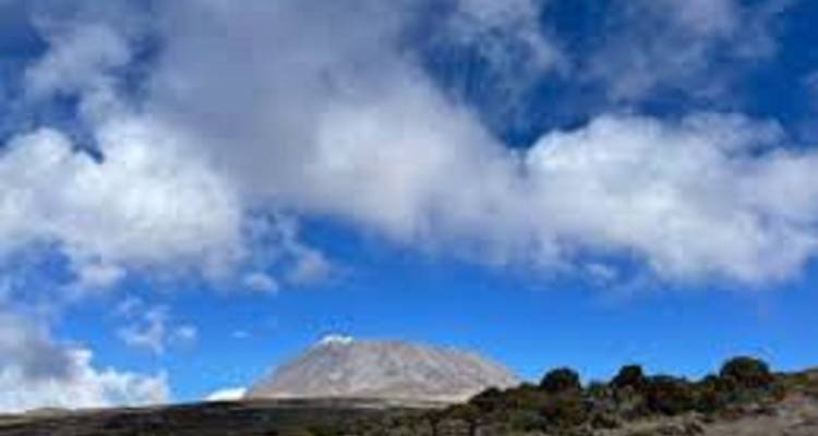 Sommet de montagne sous un ciel bleu.