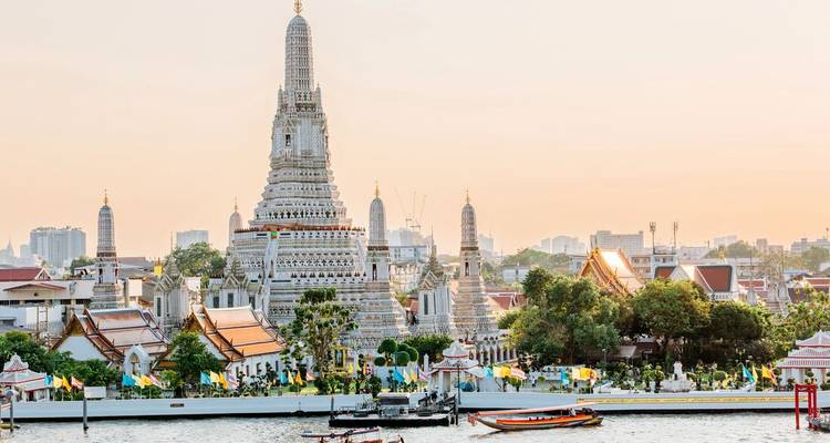 Vue sur le fleuve Chao Phraya avec le temple Wat Arun à Bangkok.
