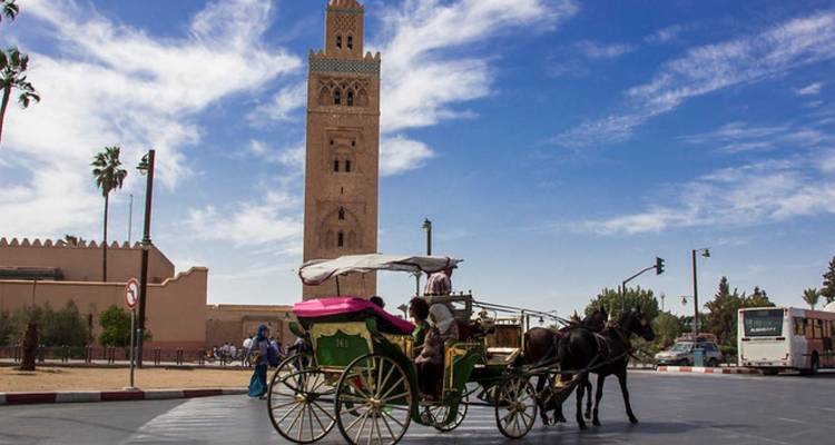 Pferdekutsche vor der Koutoubia-Moschee.