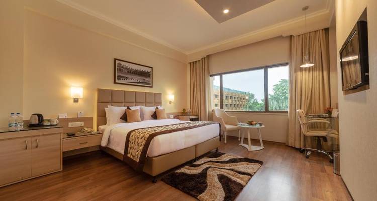 Standaard hotelkamer met een groot raam en moderne inrichting.