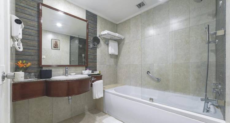 Moderne badkamer met een bad en spiegel.