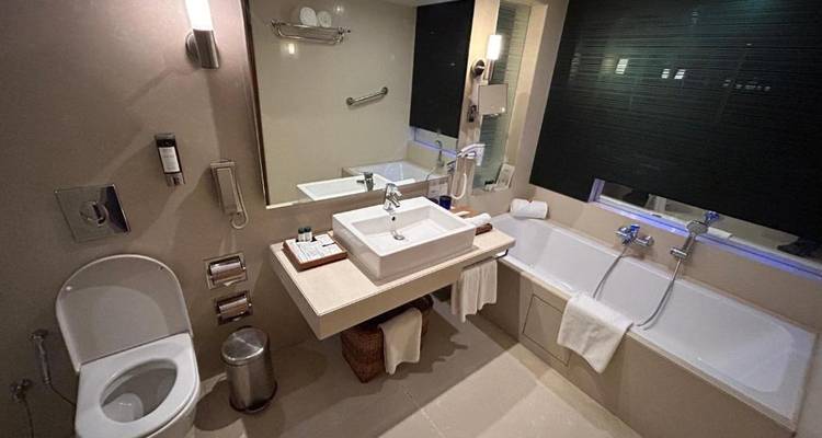 Baño lujoso con dos lavabos y una bañera.
