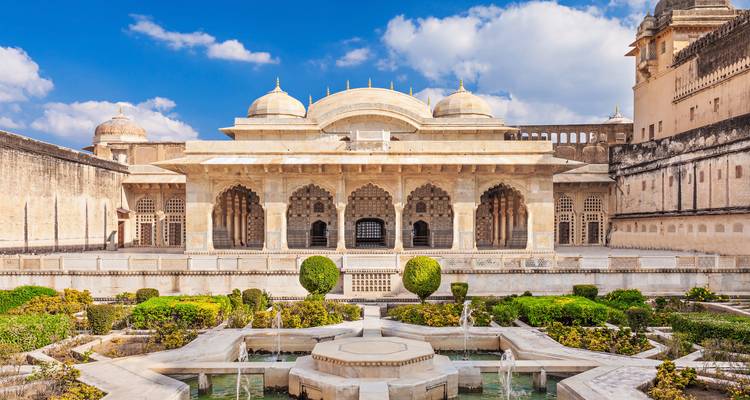 Un palacio histórico impresionante con jardines.