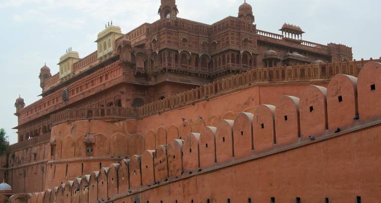 Gros plan d'un fort élaboré en grès rouge.