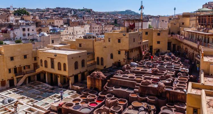 Vue aérienne des tanneries de cuir à Fès avec les bâtiments de la vieille ville.