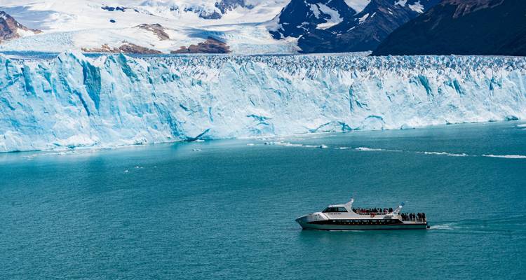 Un bateau naviguant près du glacier Perito Moreno en Argentine.