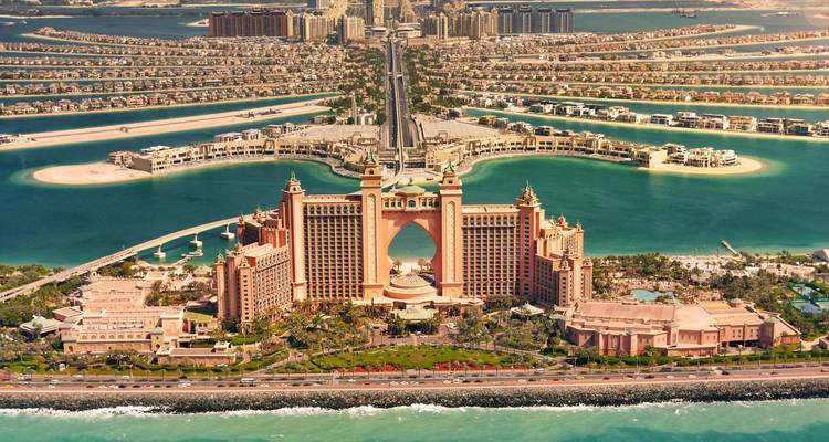 Luchtfoto van een luxe resort op een kunstmatig eiland, met ingewikkelde waterkanalen.