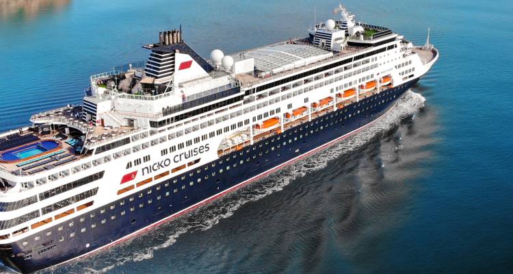 Een groot cruiseschip dat vaart in open water.