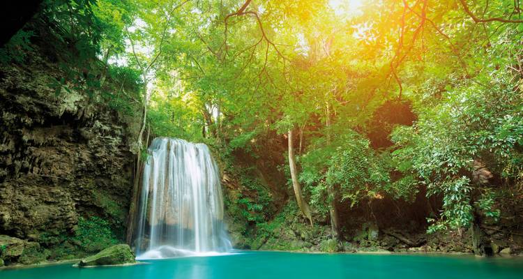 Belle cascade qui se déverse dans un bassin turquoise.