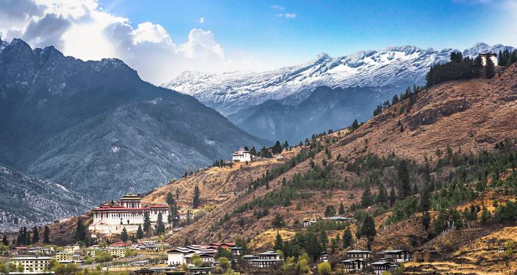 Malerische Ansicht einer bhutanischen Stadt, eingebettet zwischen Bergen.