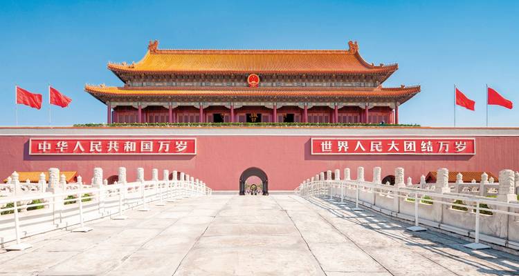 Porte de Tiananmen avec des drapeaux communistes rouges.