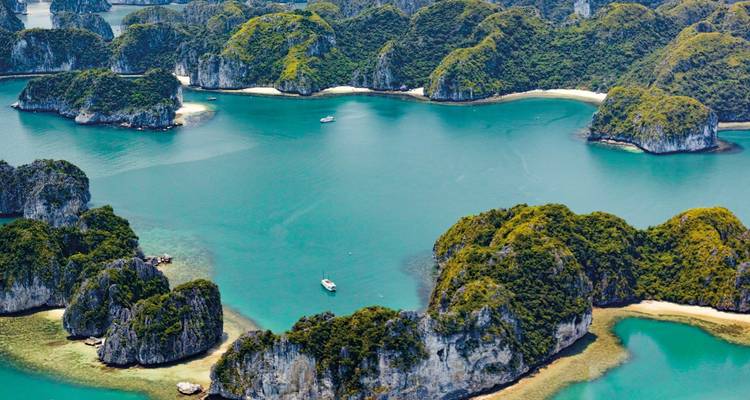 Luchtfoto van Halong Bay met kalkstenen eilanden en turquoise water.