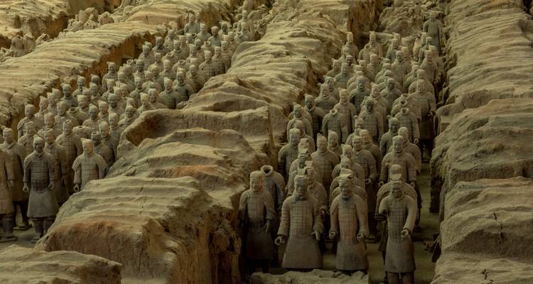 Filas de Guerreros de Terracota de tamaño natural de pie en fosas excavadas en Xi'an.