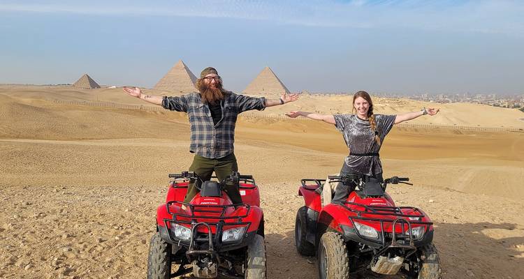 Deux personnes les bras étendus sur des quads