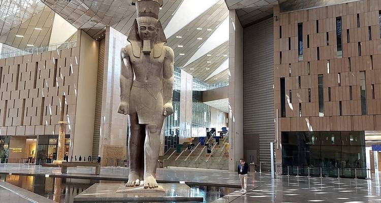 Salle de musée vide avec des objets exposés anciens.
