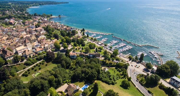 Vue aérienne d'un village au bord d'un lac avec une marina.