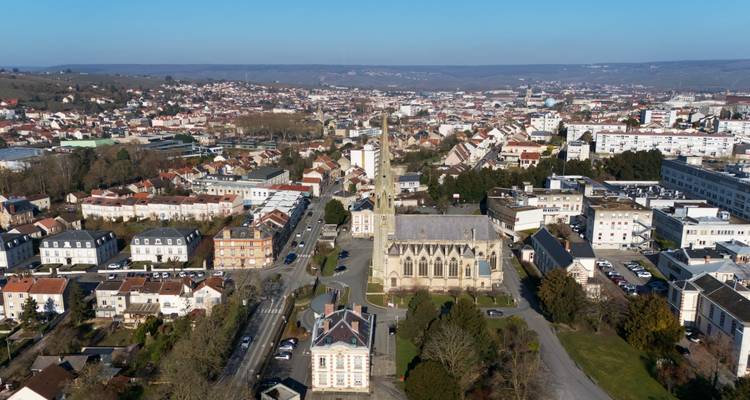 Panoramablick aus der Luft auf eine Stadt mit einer historischen zentralen Kirche.