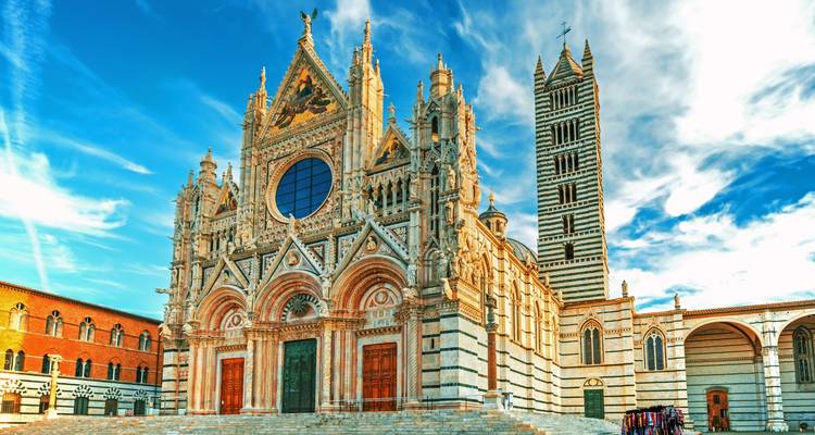Cathédrale de Sienne avec un éclairage dramatique et une architecture remarquable.